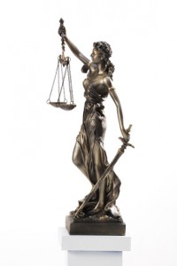 Justizia Statue Rechtsschutzversicherung direkt in Anspruch nehmen